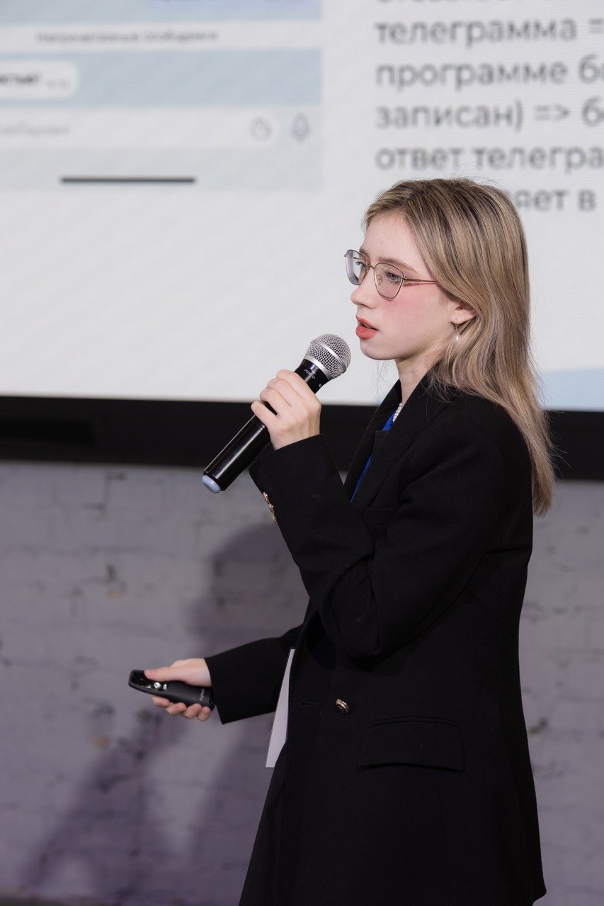 Natalie выступает с микрофоном